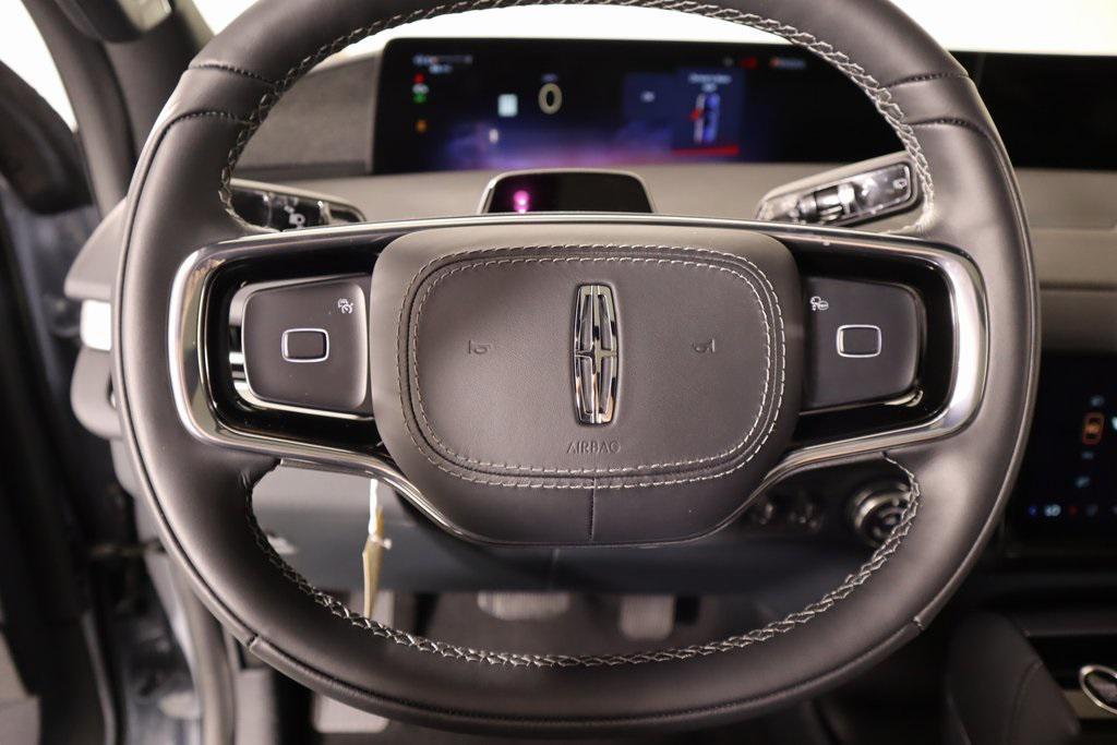 new 2025 Lincoln Navigator car, priced at $105,778