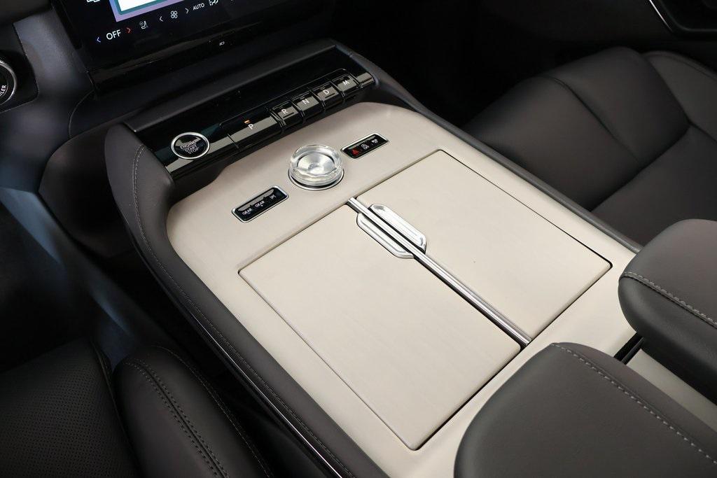 new 2025 Lincoln Navigator car, priced at $99,206