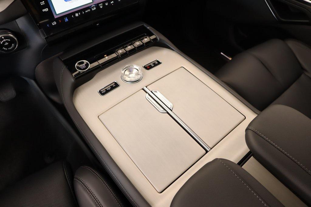 new 2025 Lincoln Navigator car, priced at $105,778