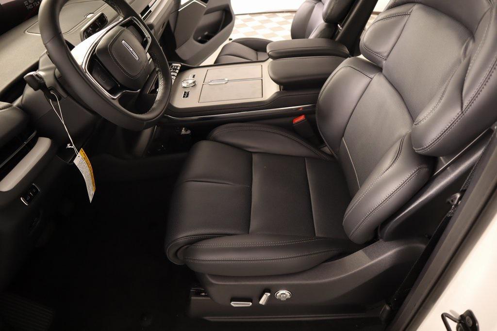 new 2025 Lincoln Navigator car, priced at $105,778