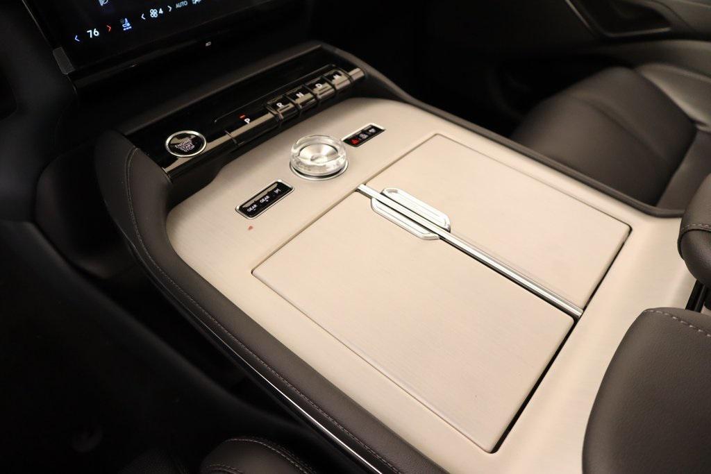 new 2025 Lincoln Navigator car, priced at $102,182