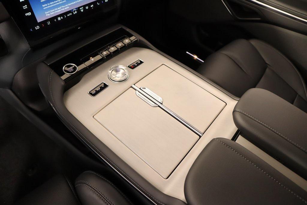 new 2025 Lincoln Navigator car, priced at $98,698