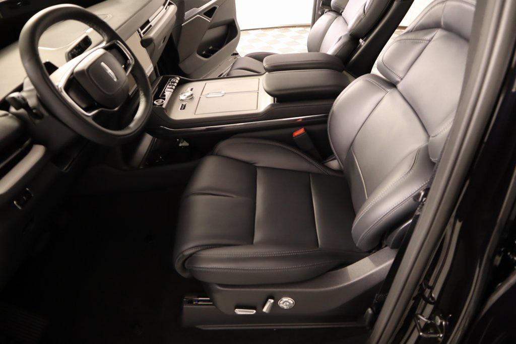 new 2025 Lincoln Navigator car, priced at $98,698