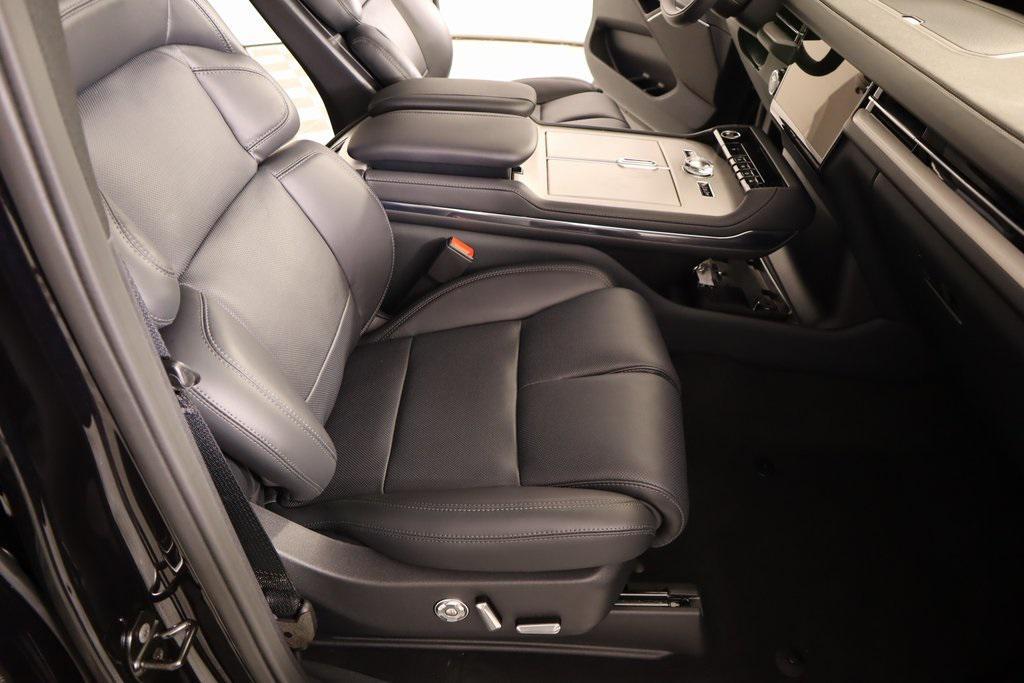 new 2025 Lincoln Navigator car, priced at $98,698