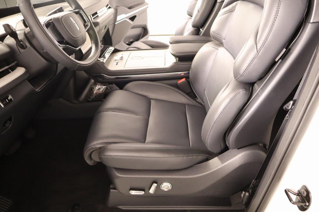 new 2025 Lincoln Navigator car, priced at $102,418
