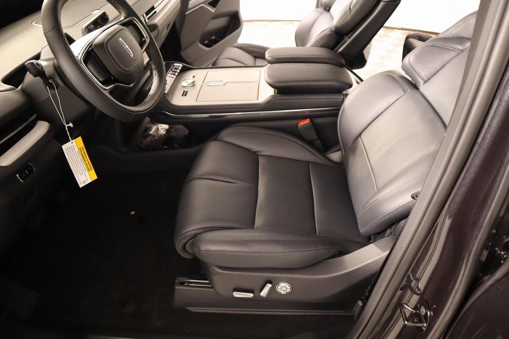 new 2025 Lincoln Navigator car, priced at $106,008