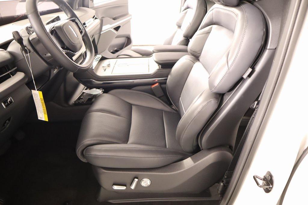 new 2025 Lincoln Navigator car, priced at $105,778