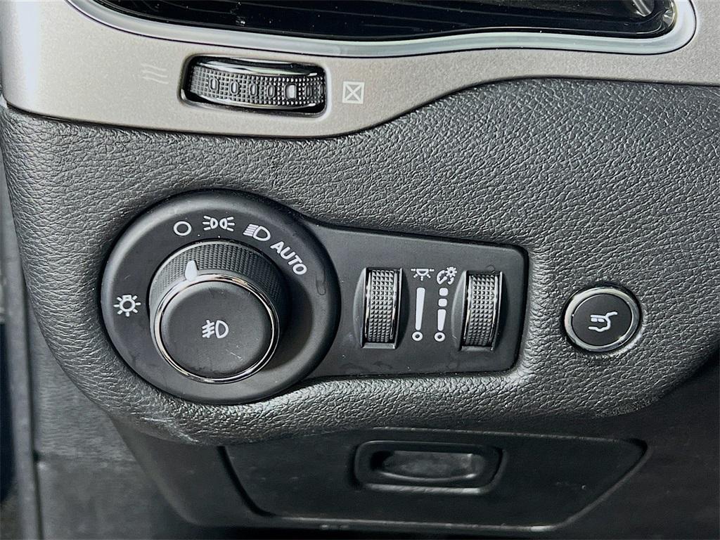 used 2020 Jeep Cherokee car, priced at $24,998