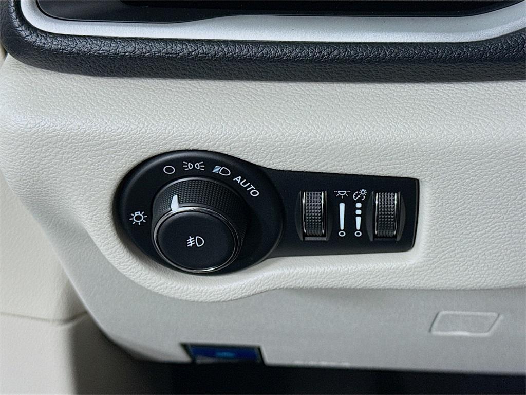 used 2021 Chrysler Pacifica Hybrid car, priced at $23,995