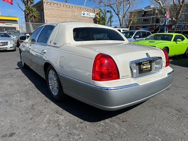 used 2006 Lincoln Town Car car, priced at $10,995
