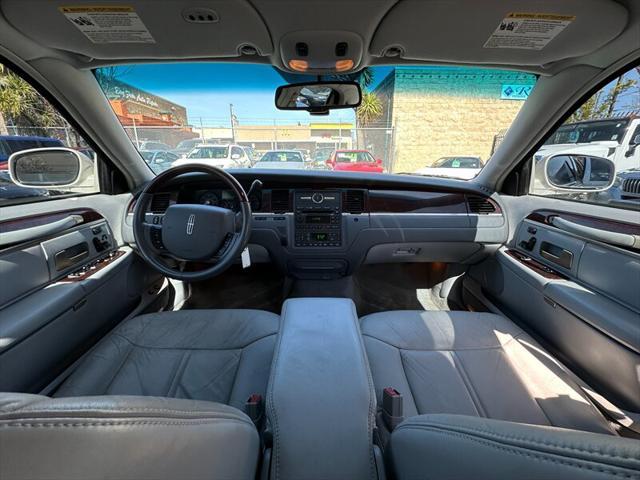 used 2006 Lincoln Town Car car, priced at $10,995
