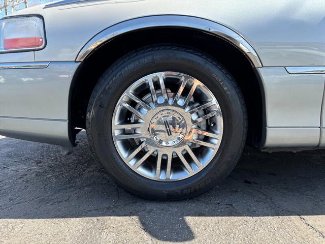 used 2006 Lincoln Town Car car, priced at $10,995