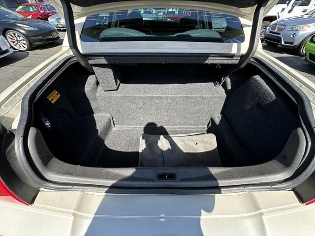 used 2006 Lincoln Town Car car, priced at $10,995