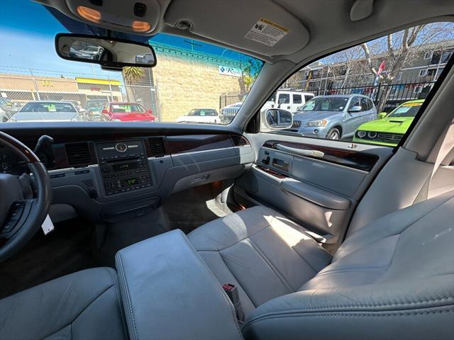 used 2006 Lincoln Town Car car, priced at $10,995