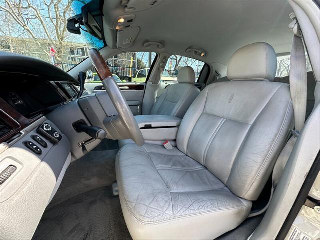 used 2006 Lincoln Town Car car, priced at $10,995