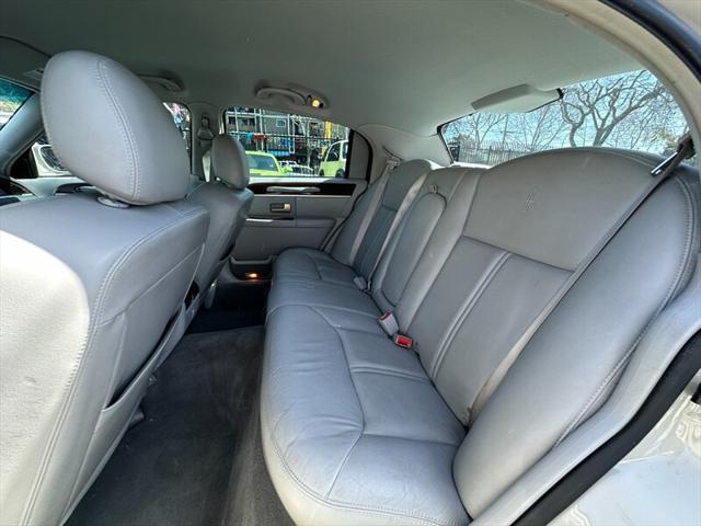 used 2006 Lincoln Town Car car, priced at $10,995