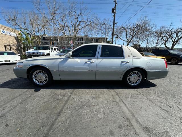 used 2006 Lincoln Town Car car, priced at $10,995