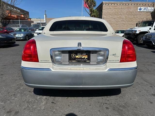 used 2006 Lincoln Town Car car, priced at $10,995