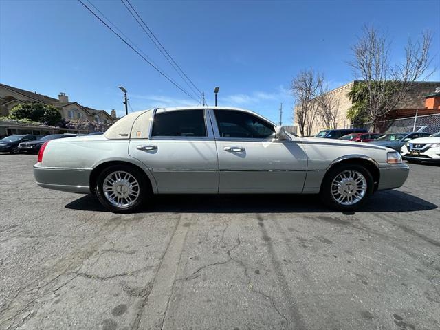 used 2006 Lincoln Town Car car, priced at $10,995