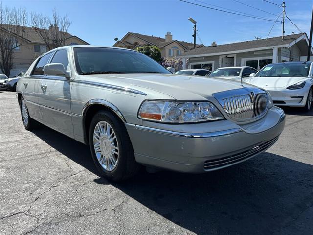 used 2006 Lincoln Town Car car, priced at $10,995