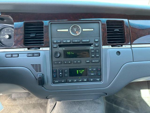 used 2006 Lincoln Town Car car, priced at $10,995