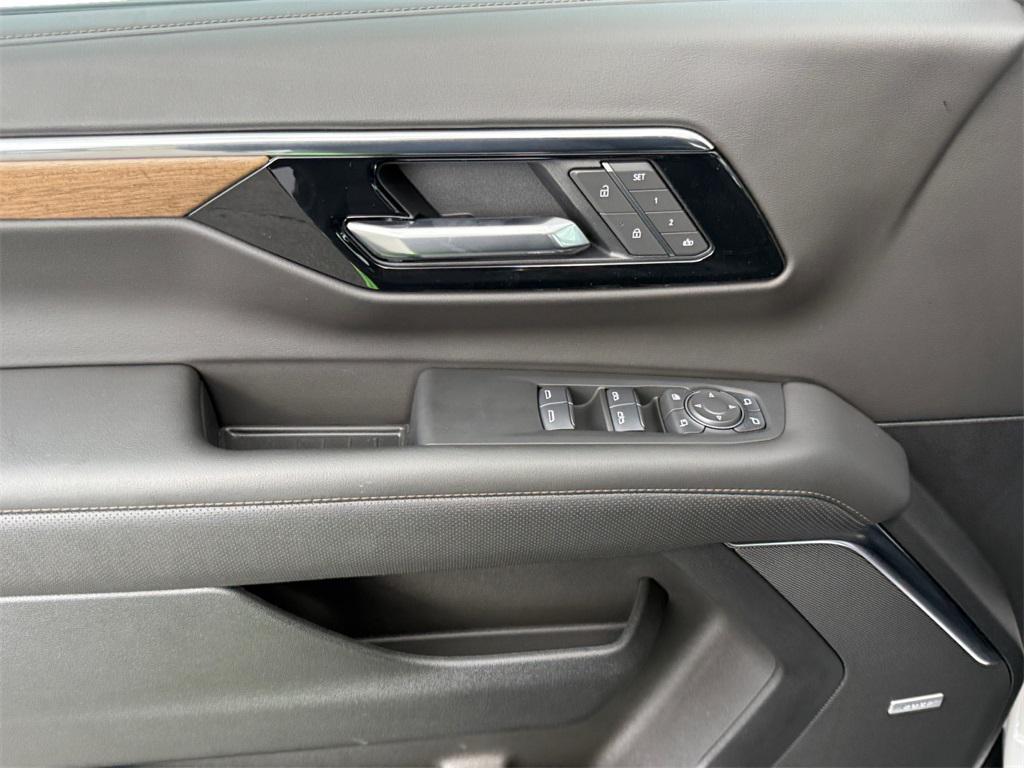 new 2025 Chevrolet Suburban car, priced at $75,939