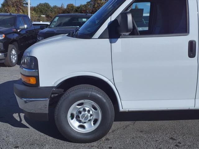 new 2024 Chevrolet Express 2500 car