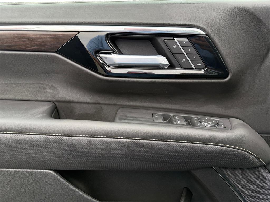new 2025 Chevrolet Suburban car, priced at $75,609