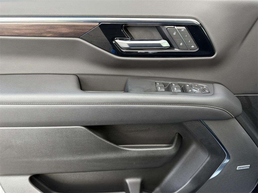 new 2025 Chevrolet Suburban car, priced at $73,955