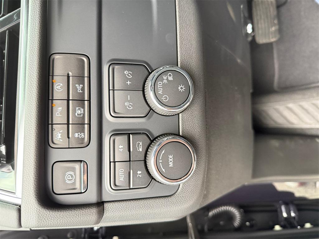 new 2025 Chevrolet Suburban car, priced at $62,490