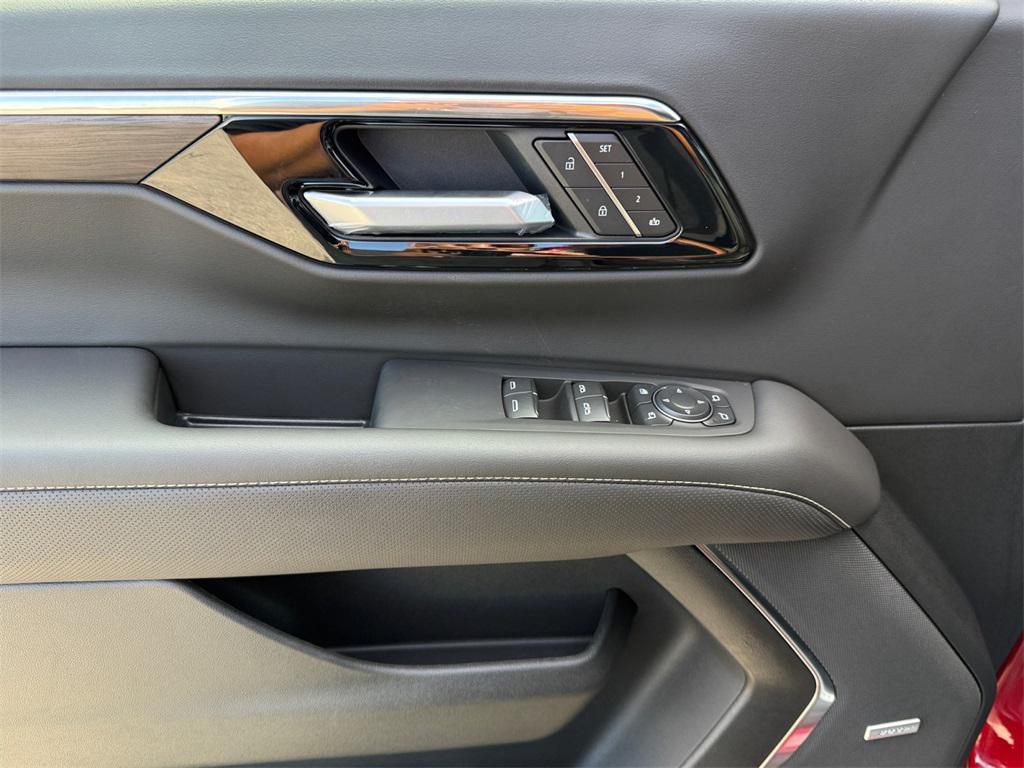 new 2025 Chevrolet Suburban car, priced at $77,675