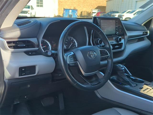 used 2022 Toyota Highlander car, priced at $33,406