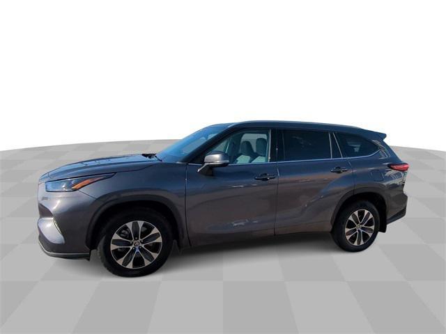 used 2022 Toyota Highlander car, priced at $33,406