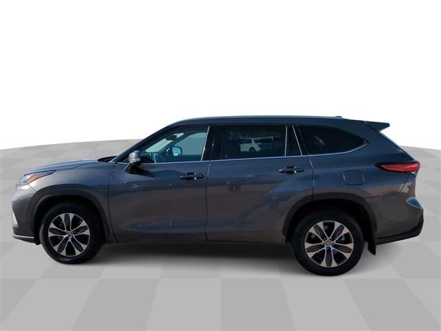 used 2022 Toyota Highlander car, priced at $33,406