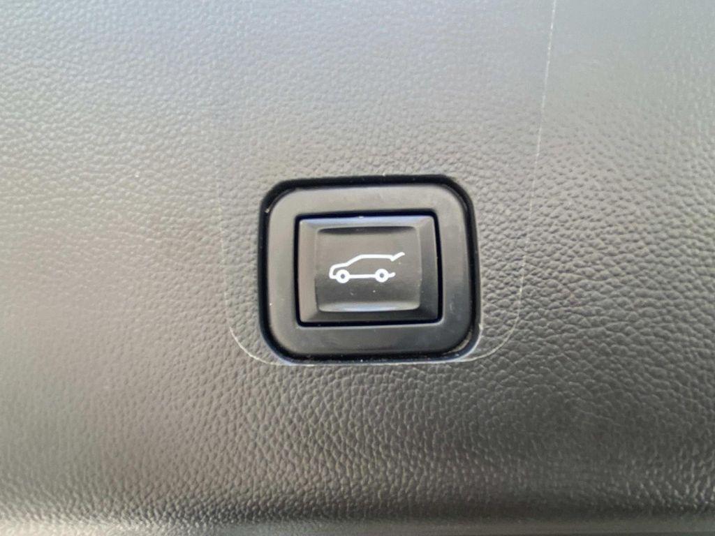 used 2023 Chevrolet Traverse car, priced at $39,988
