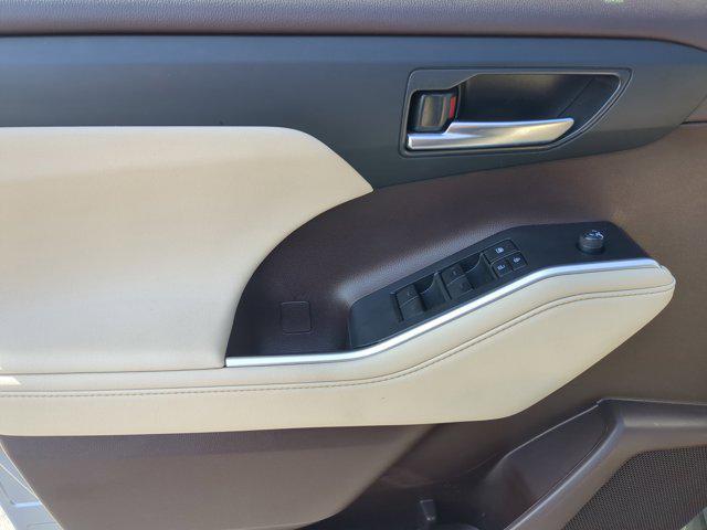 used 2022 Toyota Highlander car, priced at $34,451