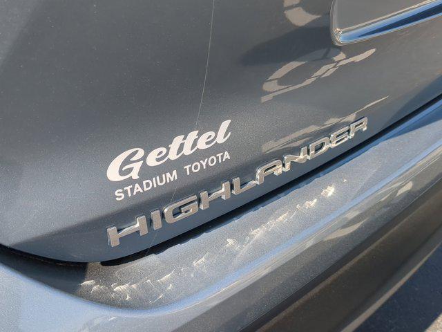 used 2022 Toyota Highlander car, priced at $34,451