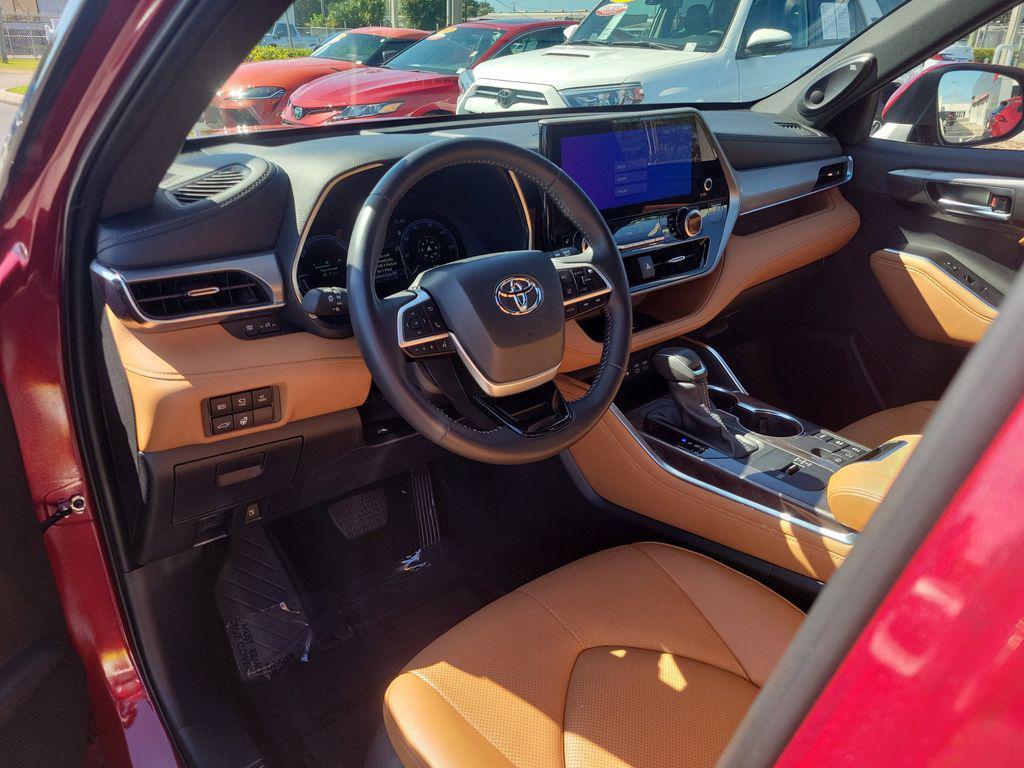 used 2025 Toyota Highlander Hybrid car, priced at $53,017