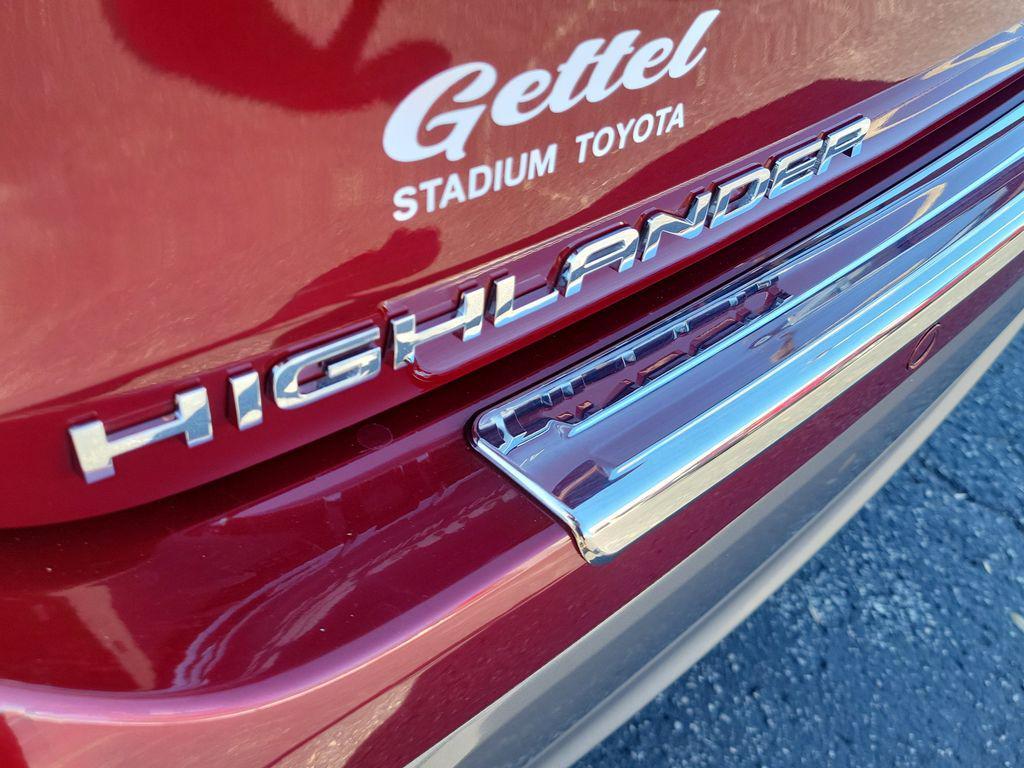 used 2025 Toyota Highlander Hybrid car, priced at $53,017