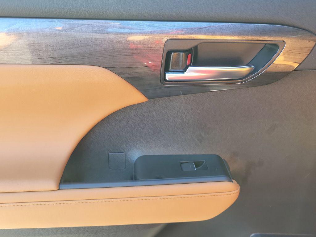 used 2025 Toyota Highlander Hybrid car, priced at $53,017