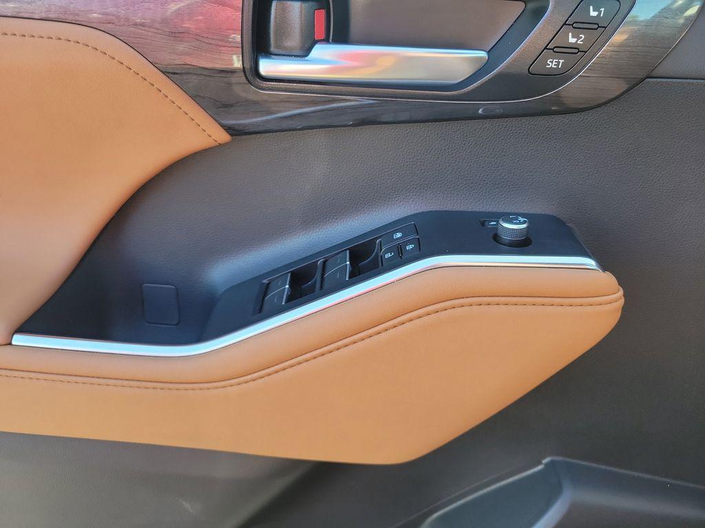 used 2025 Toyota Highlander Hybrid car, priced at $53,017