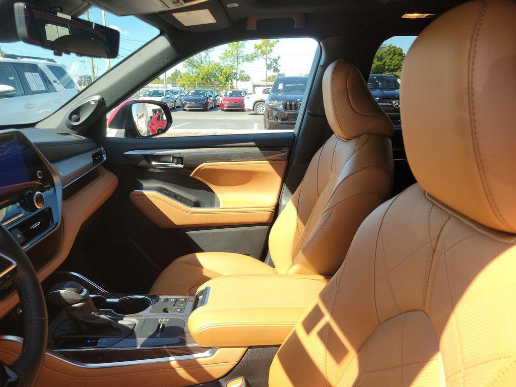 used 2025 Toyota Highlander Hybrid car, priced at $53,017