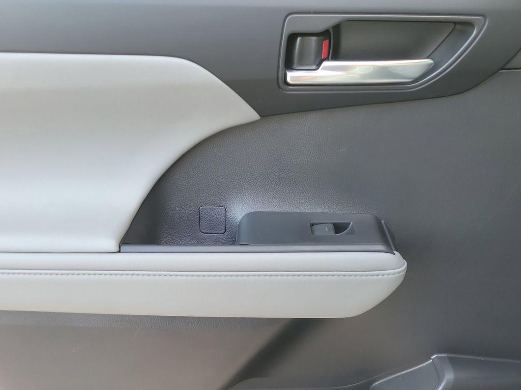 used 2022 Toyota Highlander car, priced at $31,539