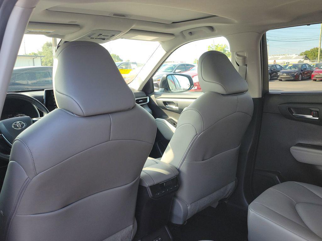 used 2022 Toyota Highlander car, priced at $31,539