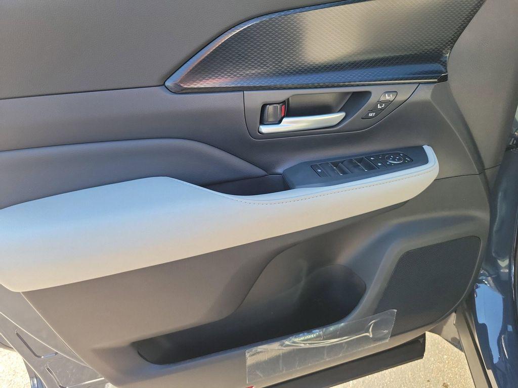 new 2025 Toyota Grand Highlander Hybrid car, priced at $63,143