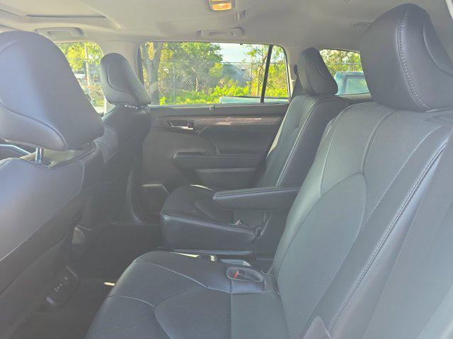 used 2022 Toyota Highlander car, priced at $35,500