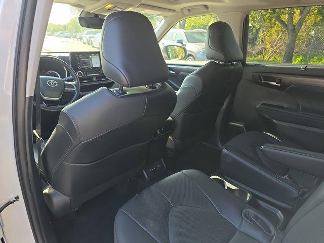 used 2022 Toyota Highlander car, priced at $35,500