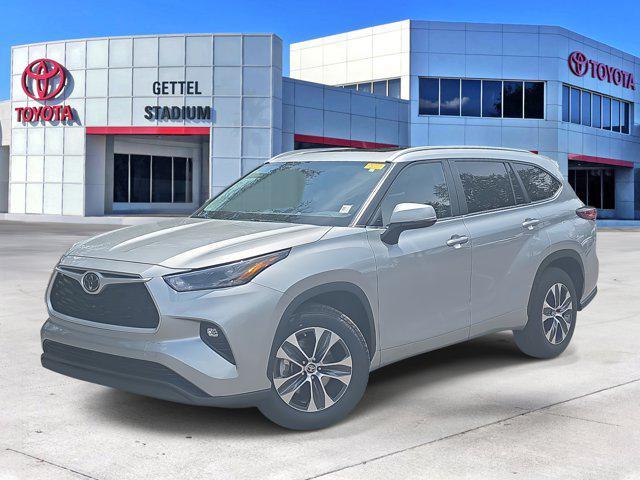 used 2023 Toyota Highlander car, priced at $38,018