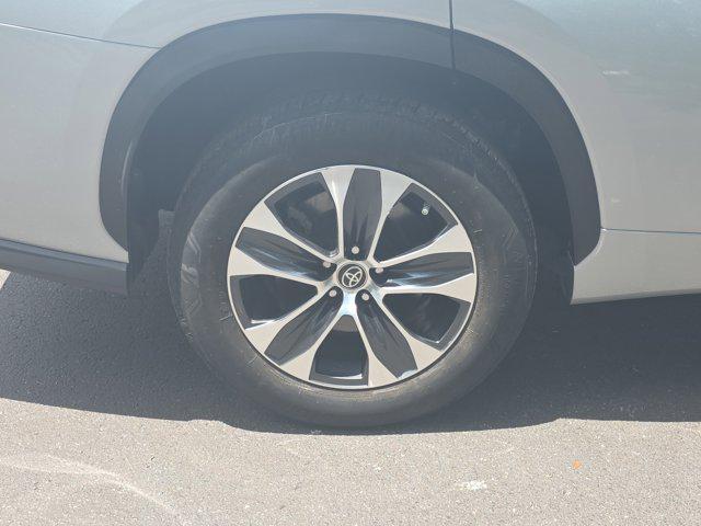 used 2023 Toyota Highlander car, priced at $38,018