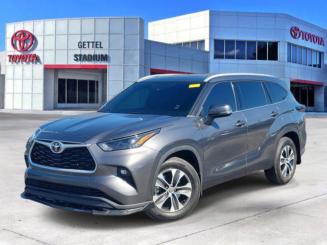 used 2022 Toyota Highlander car, priced at $28,900